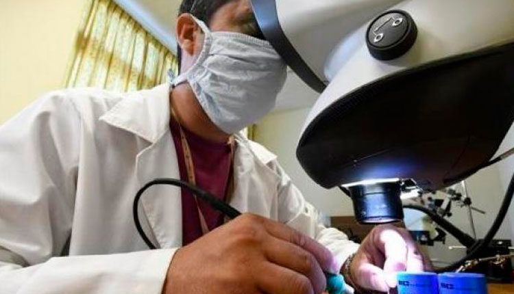Ingeniero Ernesto Velarde, jefe del proyecto que fabricará ventiladores pulmonares de emergencia, laborando en su área de trabajo en el Centro de Neurociencias, en La Habana, Cuba. / Foto: Xinhua/Joaquín Hernández.
