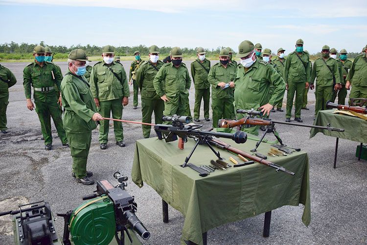 Visita Viceministro primero de las FAR clase de preparación combativa para la defensa demostraciones de fuego far pinar del rio