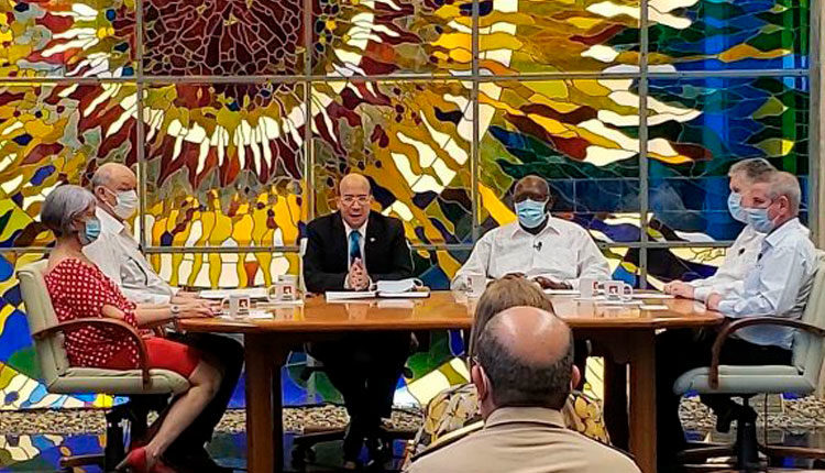 Desde el Palacio de la Revolución Mesa Redonda sobre nuevas medidas económicas. Foto: Presidencia Cuba.