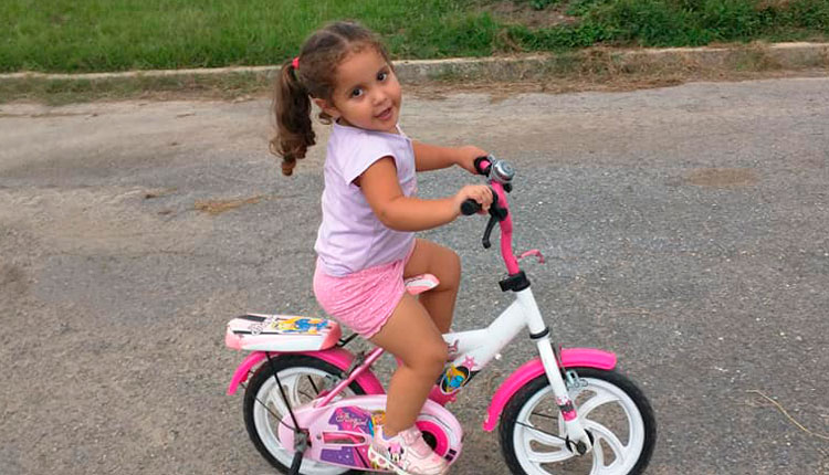 Un niño, una estrella Niña montando bicicleta