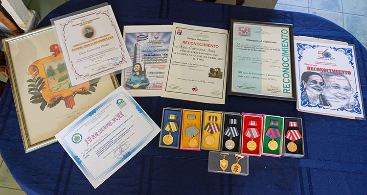 Orgullo de sentirse útil Con orgullo muestra sus medallas y reconocimientos, frutos del trabajo de toda la vida