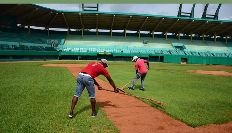 Las manos que preparan el ‟San Luis” en Pinar del Río Jornadas extensas caracterizan el trabajo de la brigada de mantenimiento del estadio Capitán San Luis