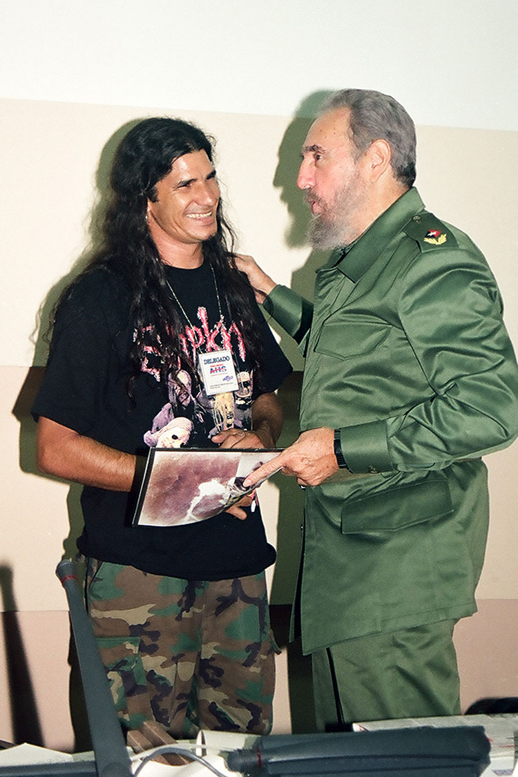 Artistas de Pinar del Río recuerdan a Fidel Junto a Kiko en el momento en que le obsequiaba una revista de rock cubano.