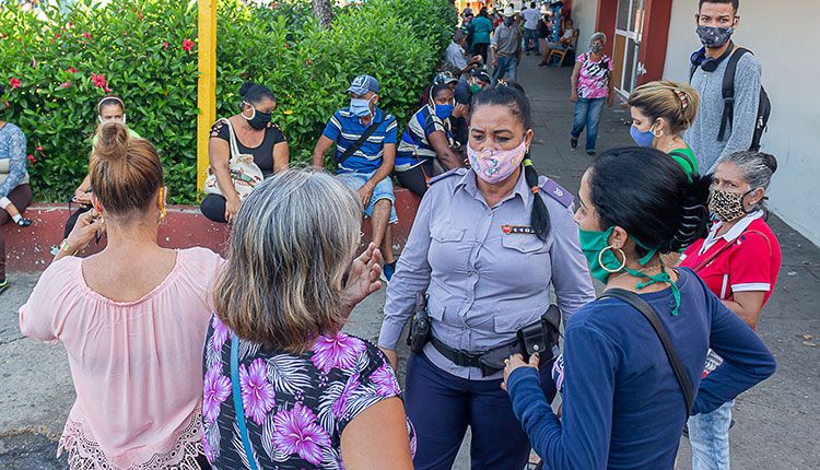 Mujeres de ley y orden en Pinar del Río Capitana Deisy en su labor educativa con personas que acuden a tiendas en el centro de la ciudad / Foto: Jaliosky Ajete Rabeiro