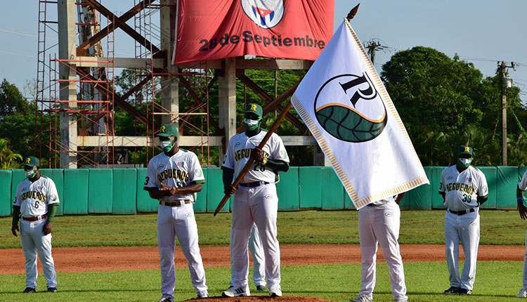 60 Serie Nacional: Abanderado equipo Pinar William Saavedra, capitán de la selección, recibió la bandera del conjunto de Pinar del Río.