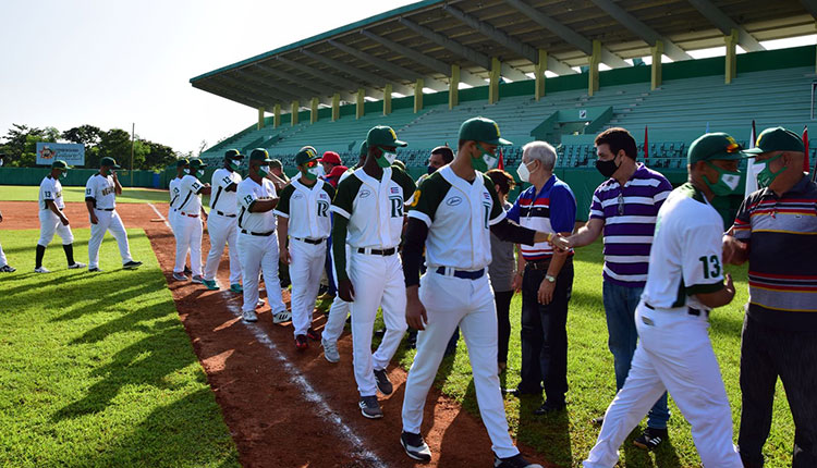 60 Serie Nacional: Abanderado equipo Pinar En el acto se rindió homenaje a integrantes pinareños de la brigada Henry Reeve.