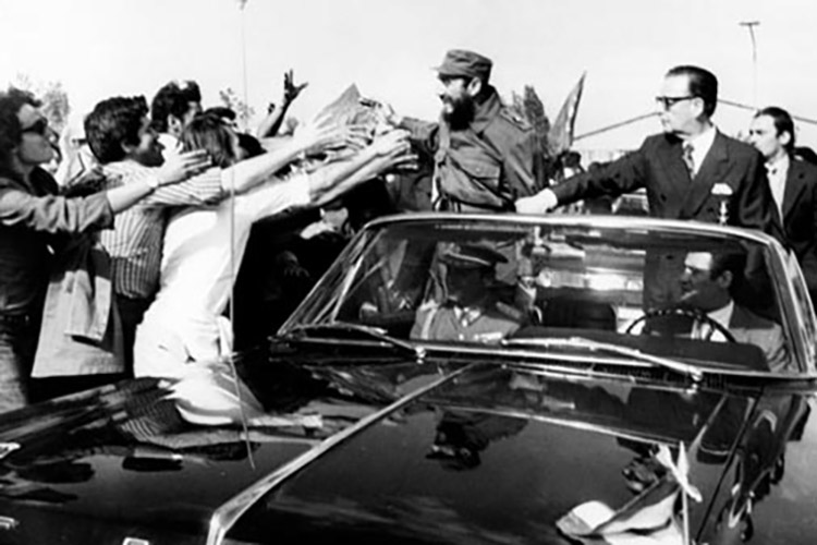 Fidel en Chile La visita de Fidel Castro fue un acontecimiento nacional y los chilenos esperaban el paso del líder cubano para saludarlo.