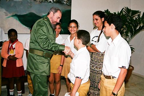 En la reinauguración del Palacio de Computación de Pinar del Río, el 17 de enero del 2001. Al concluir el acto saluda a los pioneros.