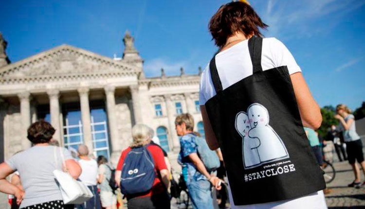 Foto del viernes de manifestantes de extrema derecha protestando en Berlín contra las medidas tomadas por la pandemia de coronavirus. Jul 31, 2020. / Foto: REUTERS/Axel Schmidt.