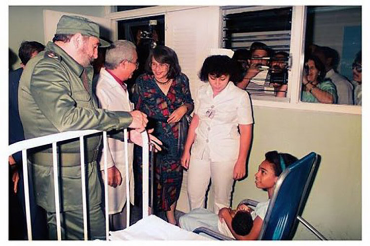 Fidel y su apuesta por una medicina humanista Fidel visitando un hospital