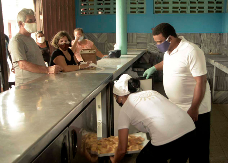 Gastronomía hasta la casa No toda la ciudad está en cuarentena, de ahí la importancia de mantener ofertas a la población en la boca de venta. / Foto: Pedro Paredes Hernández