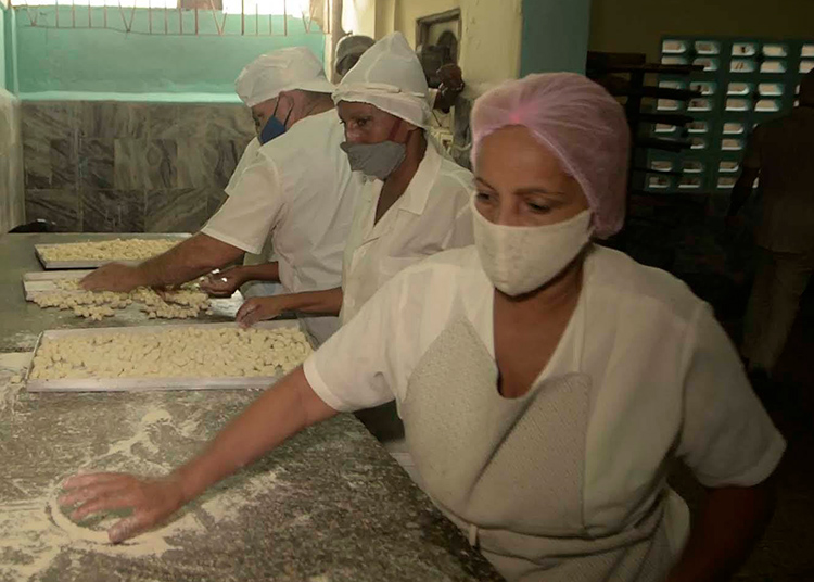 Gastronomía hasta la casa Entre los trabajadores de la Gastronomía que hoy salen diariamente a realizar su aporte en esta batalla contra la COVID-19 hay muchas mujeres, guerreras de estos tiempos. / Foto: Pedro Paredes Hernández