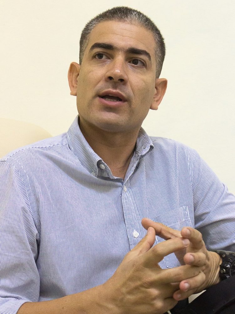 Directo a los derechos Orestes Rodríguez Musa, Doctor en Ciencias Jurídicas. Profesor Titular de Derecho Constitucional. “A veces creemos que la nobleza de los fines (sociales, colectivos) justifican la actuación deliberada, pasándole por el lado o por encima a los derechos. La nueva Constitución reduce el espacio a las arbitrariedades”