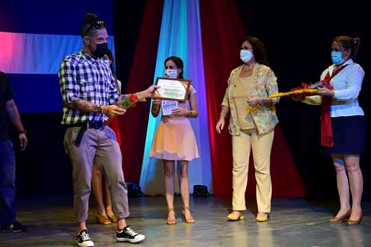Un año diferente para la cultura en Pinar del Río El pasado 14 de diciembre, en la gala por el Día del Trabajador de la Cultura, se reconocieron a quienes más se destacaron durante el año y a los jóvenes que estuvieron en la zona roja apoyando al personal de salud.