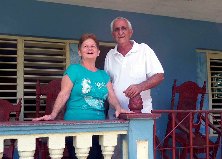 Osmín: la vida de él, contada en Matahambre y Pinar del Río Y como sus mejores “semillas” cuenta a su esposa Idania, sus hijas. / Foto: Jaliosky Ajete Rabeiro