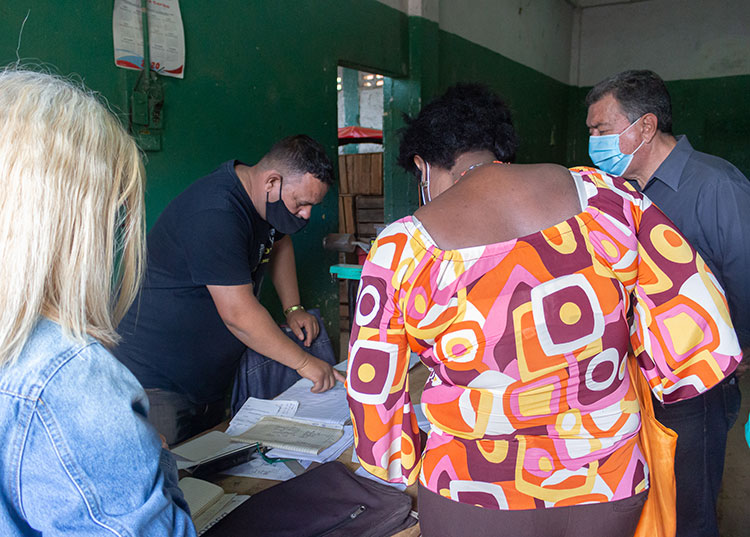 Chequean control de precios en establecimientos de Pinar del Río En visita al Mercado La Línea de la capital pinareña, el grupo de Supervisión Superior del Estado chequeó el comportamiento de los precios en la venta de carne de cerdo y otros productos agropecuarios / Foto: Jaliosky Ajete Rabeiro