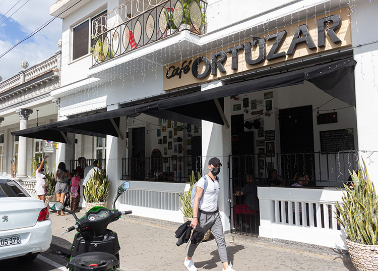Chequean control de precios en establecimientos de Pinar del Río Durante la visita al Café Ortúzar se interesaron por los precios de la carta y el funcionamiento interno del establecimiento. / Foto: Jaliosky Ajete Rabeiro