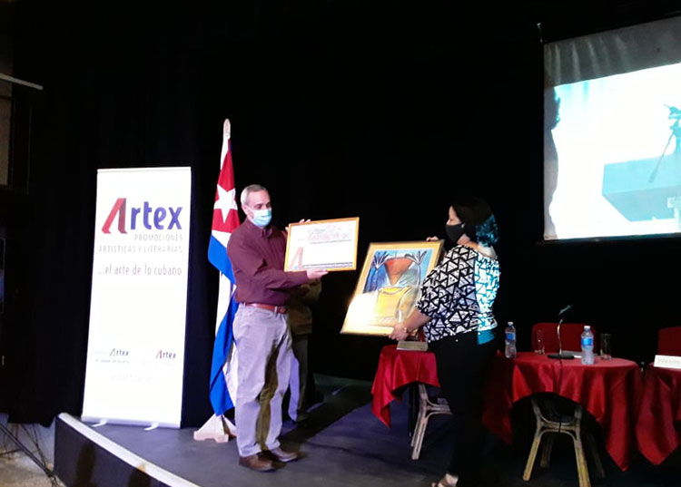 Continúa Artex en Pinar del Río diversificando su oferta cultural Artex entrega un reconocimiento al personal de salud del hospital León Curvo Rubio.