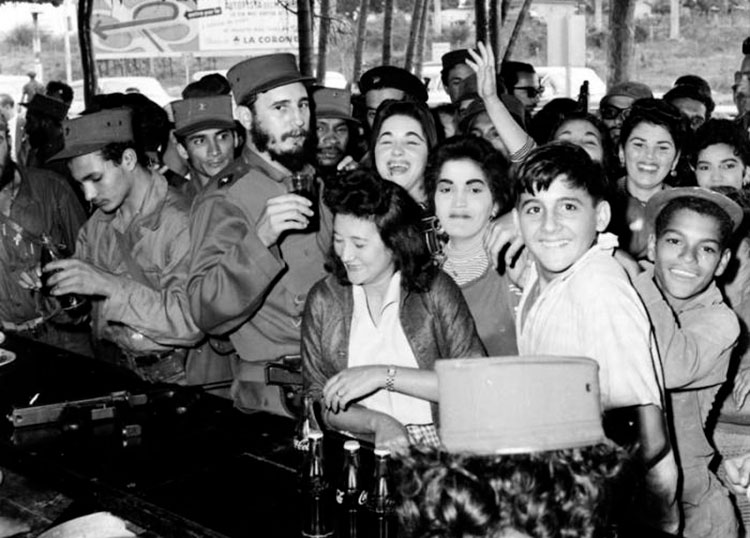 El día que en Pinar del Río celebraron la libertad El líder de la Revolución intercambia con el pueblo en una cafetería. / Foto: Archivo del periódico Granma