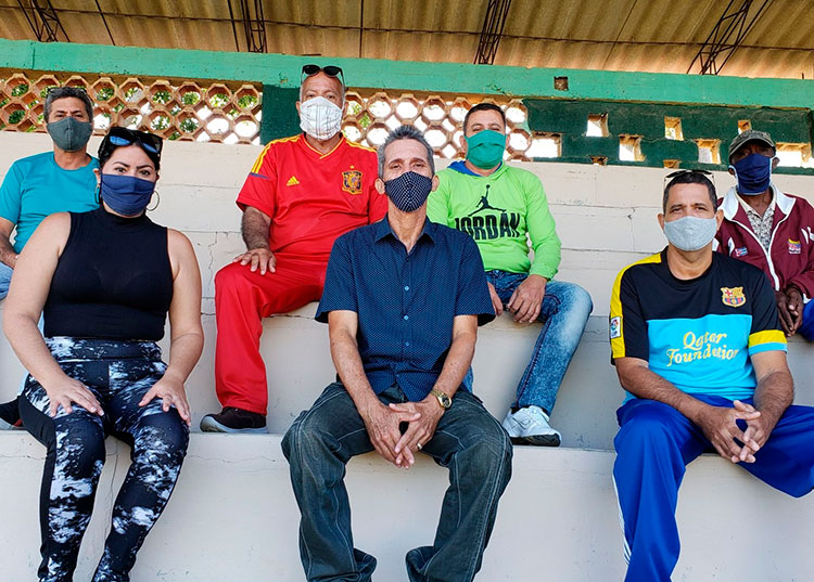 Una vida para la enseñanza deportiva en Pinar del Río Al centro, José Alejandro con sus compañeros de trabajo. / Foto: Pedro Lázaro Rodríguez Gil