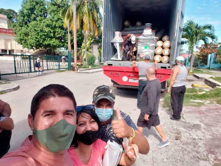 Confianza en lo novedoso Ismaray y Omar al momento de la recogida de la importación.