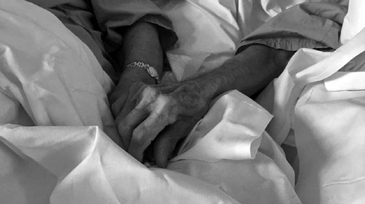 Historias de amor Ancianos tomados de la mano.