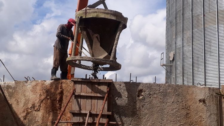 Construcción de silos para almacenar arroz en Consolación del Sur.