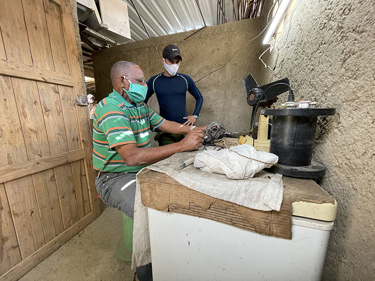 Soluciones y proyectos que aportan en Pinar del Río El trabajo no cesa, y cada trabajador brinda detalles del proceso de reparación a su cliente.