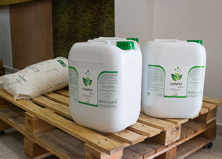 Reinvertir divisas en la agricultura en Pinar del Río Fertilizantes, aperos de labranza, botas de goma y electrodos están entre los productos más vendidos en la tienda. / Foto: Jaliosky Ajete Rabeiro