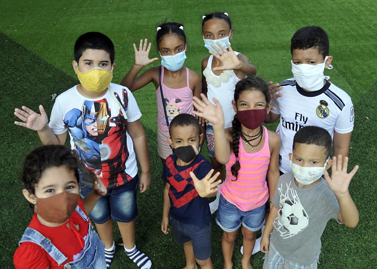Abrazarnos sin miedo Niños reunidos en Covid-19.