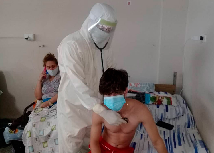 Guardián de la vida en Pinar del Río En la zona roja mientras examinaba a un paciente / Foto: Cortesía del entrevistado