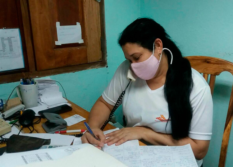 Glykys en Pinar del Río, un colectivo muy activo en tiempos de COVID- 19 La administradora de Glykys, Aliocha Montoto Muñoz toma los pedidos de la población