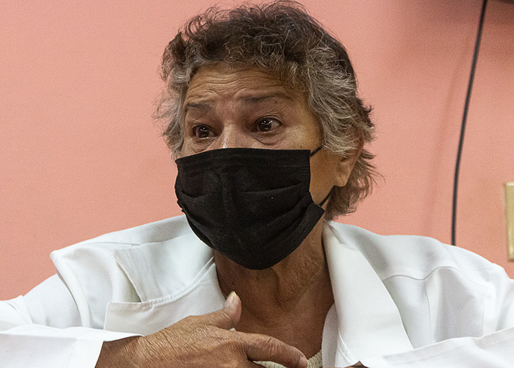 En medio del dolor, un resquicio de luz en Pinar del Río María del Carmen Giniebra Rodríguez, directora del “III Congreso”, no alcanza para atender a todos aquellos que la abordan, al menos para saludarla. / Foto: Jaliosky Ajete Rabeiro
