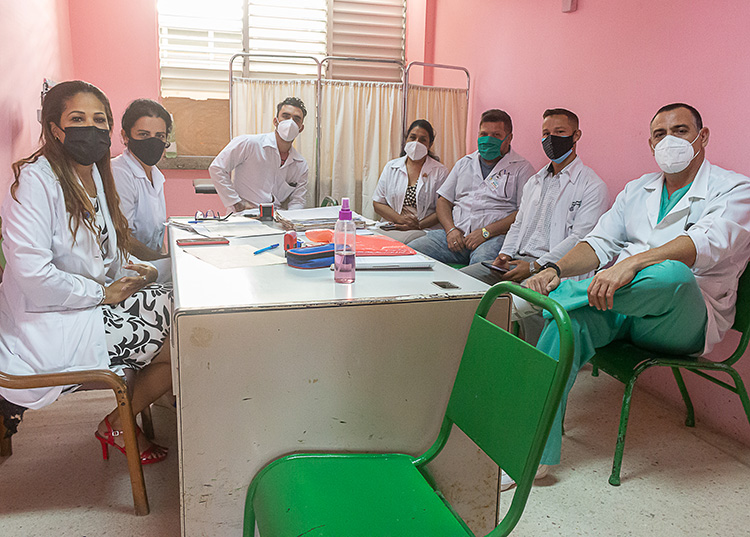 En medio del dolor, un resquicio de luz en Pinar del Río Equipo multidisciplinario de la consulta de patologías digestivas. / Foto: Jaliosky Ajete Rabeiro