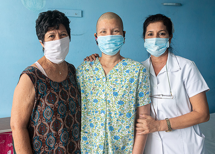 En medio del dolor, un resquicio de luz en Pinar del Río Mircia y su mamá junto a Sonia González Pérez, enfermera asistencial de la sala A de radioterapia. / Foto: Jaliosky Ajete Rabeiro