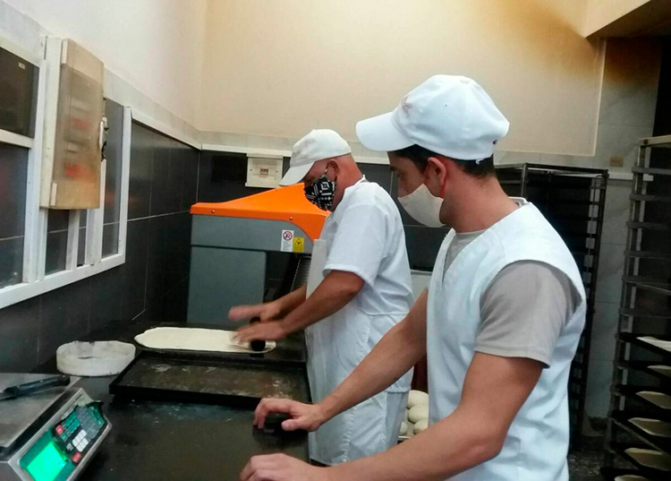 Glykys en Pinar del Río, un colectivo muy activo en tiempos de COVID- 19 Los panaderos Luis Enrique Martínez Piquero, maestro elaborador y su ayudante Arturo Borrego Moreno. Ellos se encargan de los panes y las pizzas