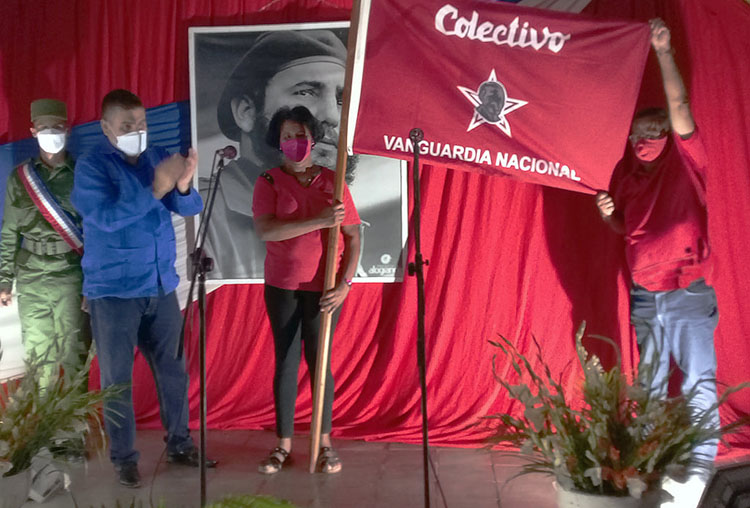 Congratulada en Pinar del Río primera empresa Vanguardia Nacional del sistema de Salud del país recibimiento de la bandera