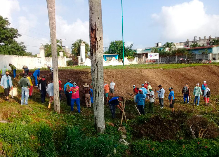 También hay que aplaudir al deporte en Pinar del Río El sitio histórico Hoyo de Monterrey en San Juan y Martínez recibió a profesores y entrenadores del INDER que dieron impulso a la limpieza y mantenimiento del lugar