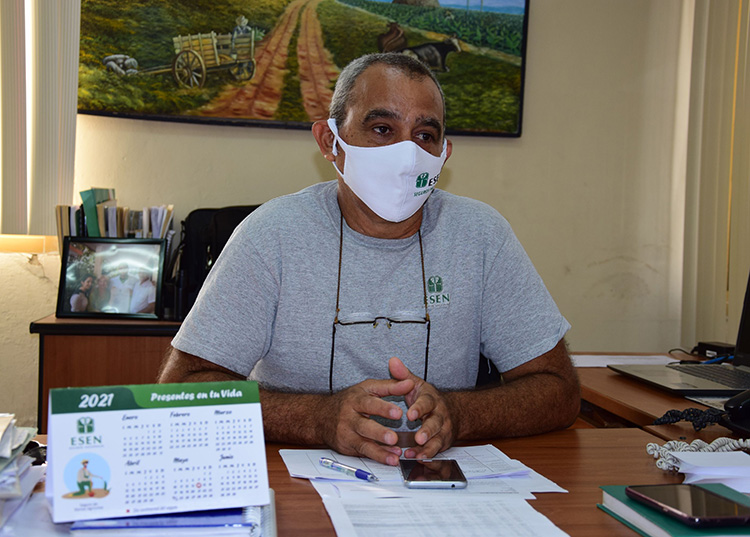 El beneficio de asegurar la cosecha en Pinar del Río y toda Cuba Julio González Hernández, director de la UEB Seguros Pinar del Río, afirma que el buen trabajo del agente de seguros garantiza que el proceso fluya satisfactoriamente. / Foto: Januar Valdés Barrios