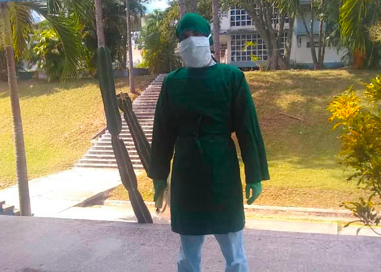 Reinaldo, un joven de Pinar del Río por la vida Es la segunda vez que Reinaldo asiste al hospital de campaña para brindar su ayuda