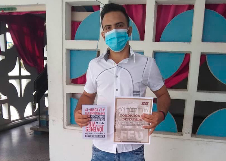 Reinaldo, un joven de Pinar del Río por la vida Por su labor, recibió la distinción Jóvenes por la vida, que entrega la Unión de Jóvenes Comunistas