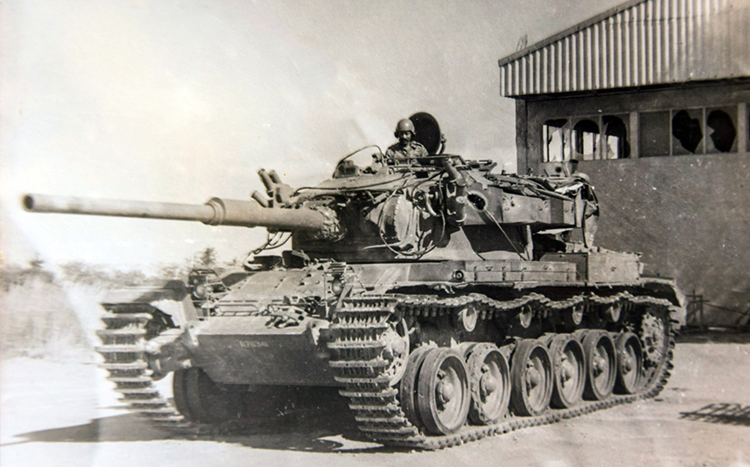 “Trueno” y su pasión por las FAR Un tanque sudafricano capturado.
