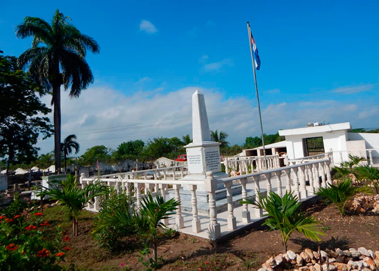 Remanganaguas, tierra sagrada Vista del obelisco en el cementerio de Remanganaguas, mayo de 2016