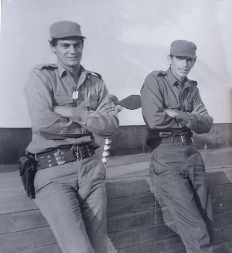 Wilfredo Casado y sus recuerdos de Angola Wilfredo Casado a la derecha a la izquierda el teniente Manuel Verdalles en la misión militar cubana en Angola.
