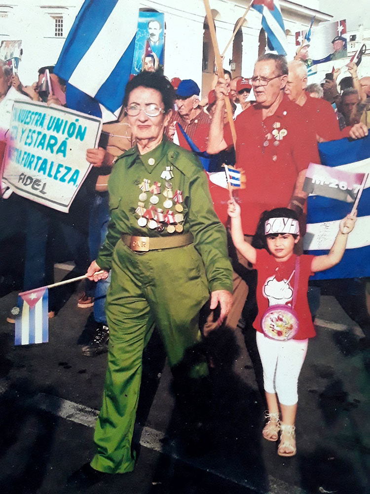 Mujer que aún hace historia en Pinar del Río Zenaida siempre en la primera línea del desfile por el Primero de Mayo.