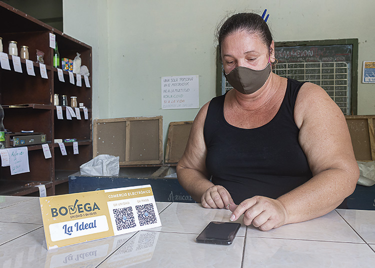 Comercio electrónico: un camino por desandar en Pinar del Río La administradora de La Ideal asegura que, aunque las personas se interesan por el código, la mayoría paga en efectivo su canasta