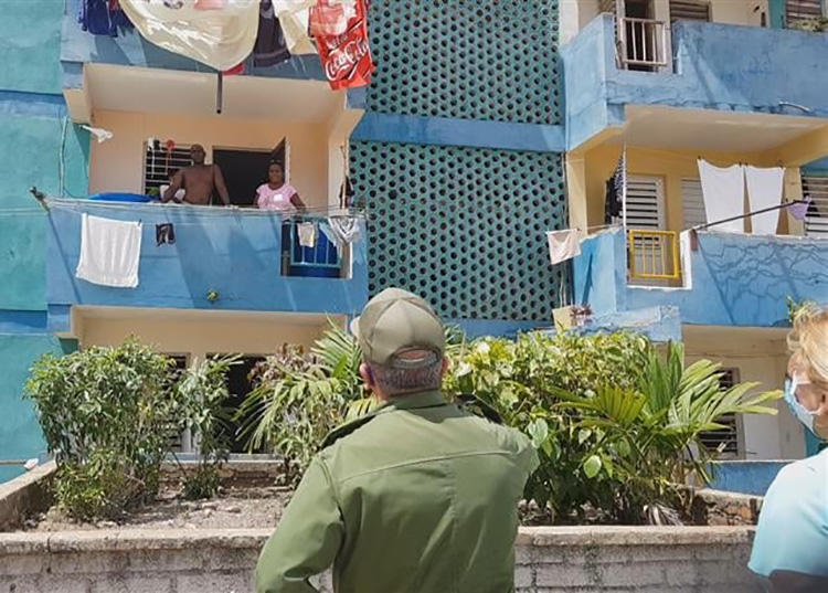 Moverse solo lo imprescindible en Pinar del Río Julio Cesar Rodríguez Pimentel, presidente del CDP y Rubén Ramos Moreno, vicepresidente, visitan el municipio Mantua para evaluar las medidas que se implementan para lograr un control de la Covid_19