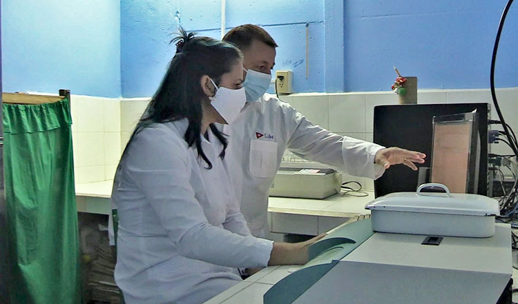 Héroes anónimos de la medicina en Pinar del Río El doctor Jorge asiste en uno de los protocolos computarizados.