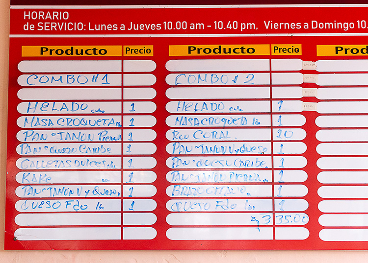 Comercio electrónico en Pinar del Río, camino en construcción Pese a que se realiza una reservación previa del combo, en las afueras de Coppelia se aglomeran los clientes, uno de los riesgos a evitar por la actual situación epidemiológica. / Foto: Jaliosky Ajete