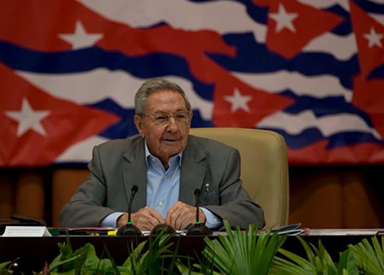 Compartir sus 90… Raúl Castro en palacio de convenciones. Foto: Ismael Francisco/ Cubadebate.